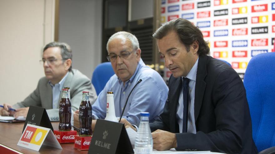 El presidente del Hércules, Quique Hernández, junto a Carlos Parodi, en la Junta Extraordinaria de ayer.