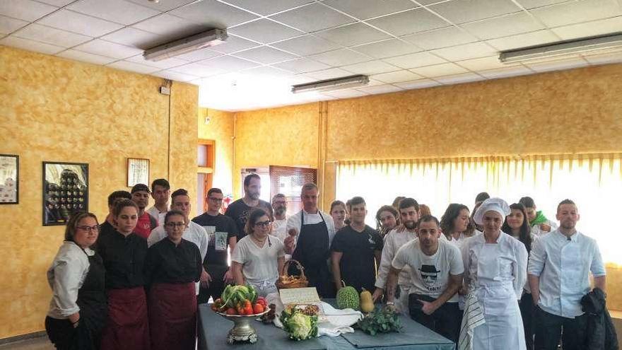 Alumnos de la Escuela de Hostelería del IES de Aller, en la presentación de las Jornadas de setas silvestres.