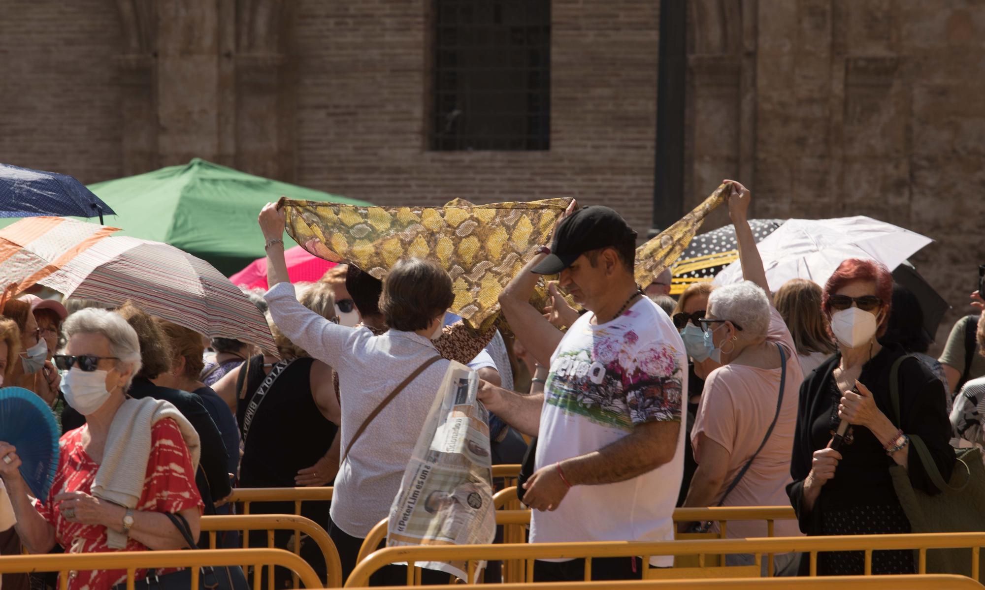 Colas desde primera hora en el Besamanos a la Virgen