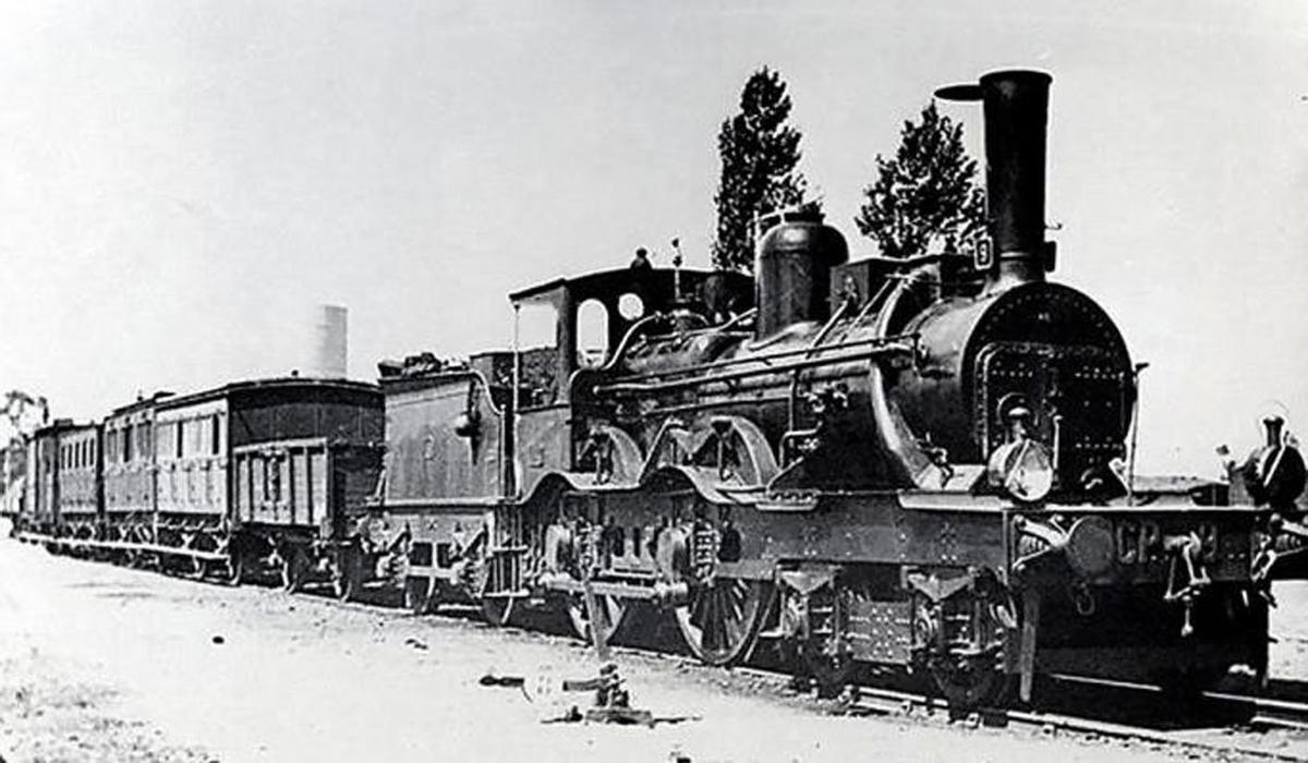 Máquina de vapor antigua circulando por la Ruta de la Plata