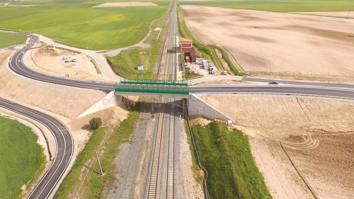 Obras de supresión del paso a nivel del término municipal de Velayos, Ávila.