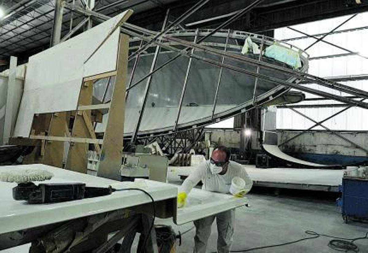 Un trabajador de Rodman Polyships, en Meira (Moaña).  | // GONZALO NÚÑEZ