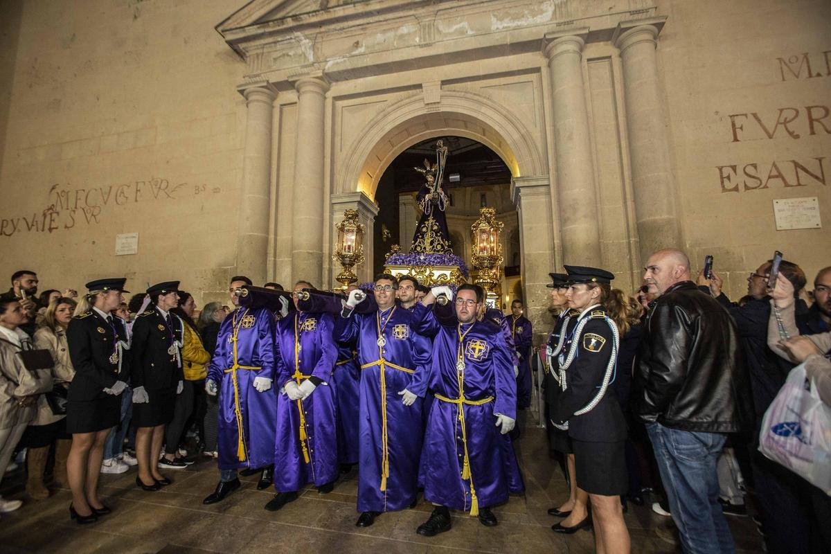 Pasión en la procesión de Nuestro Padre Jesús en la Concatedral de San Nicolás de Alicante