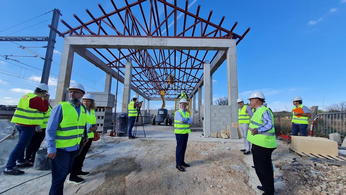 Las autoridades han visitado este lunes las obras de construcción de un nuevo almacén de SFM en la estación de Enllaç (Inca).