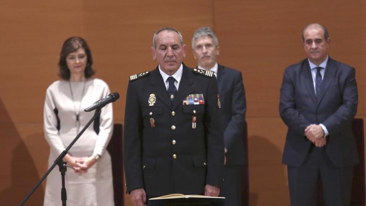 Toma de posesión de José Ángel González como director operativo de la Policía Nacional, el 15 de noviembre de 2018. Detrás, la entonces secretaria de Estado de Seguridad, Ana Botella, el ministro Marlaska y el director general del cuerpo, Francisco Pardo.