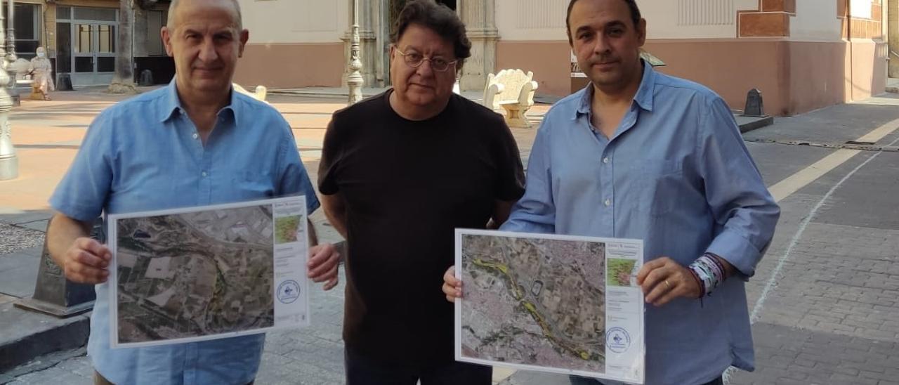 El alcalde de Manises, Jesús Borràs, junto con el concejal de Medioambiente, Rafael Mercader, y el director del Parc Natural del Túria, Toni Ballester, en la presentación del proyecto.