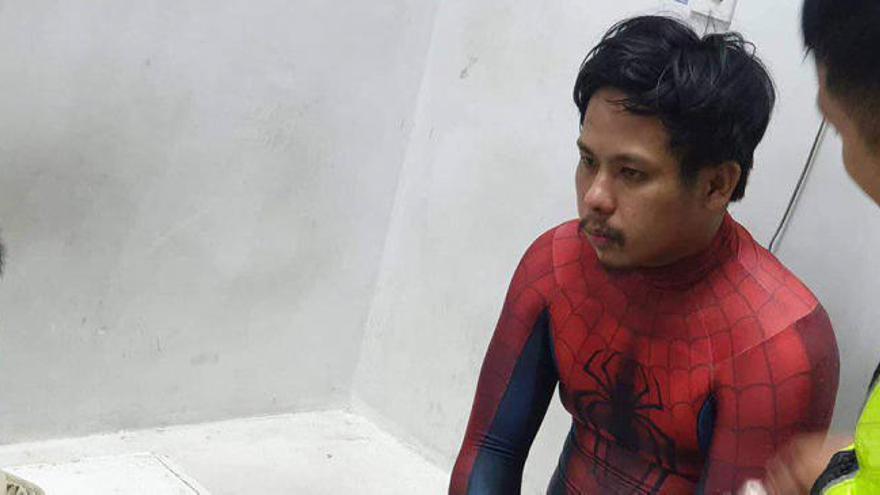 Un espontáneo salta a la cancha... ¡disfrazado de Spiderman!