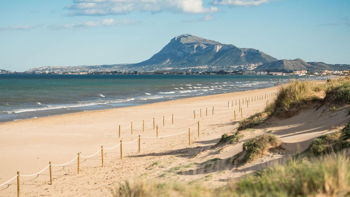 Oliva cuenta con 9 kilómetros de playas naturales, reconocidas con todos los galardones de calidad turística y medioambiental