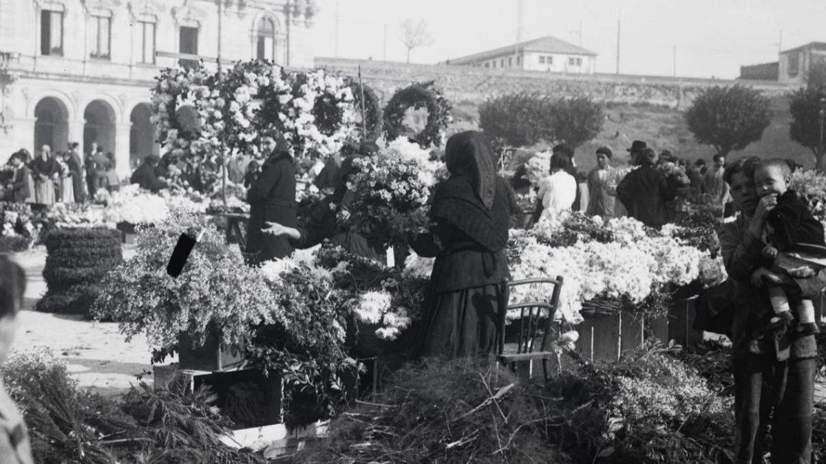 Mercado de flores el Día de Difuntos en María Pita en 1920