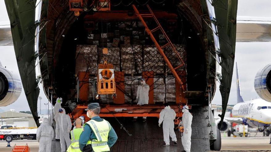 El avión Antonov que aterrizó ayer en Manises tenía su bodega llena de paquetes adquiridos por la Generalitat Valenciana.