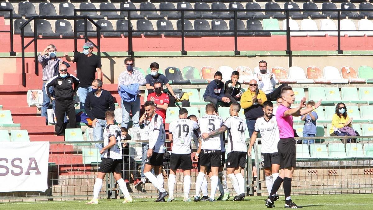 Los jugadores del Mérida celebran un gol.