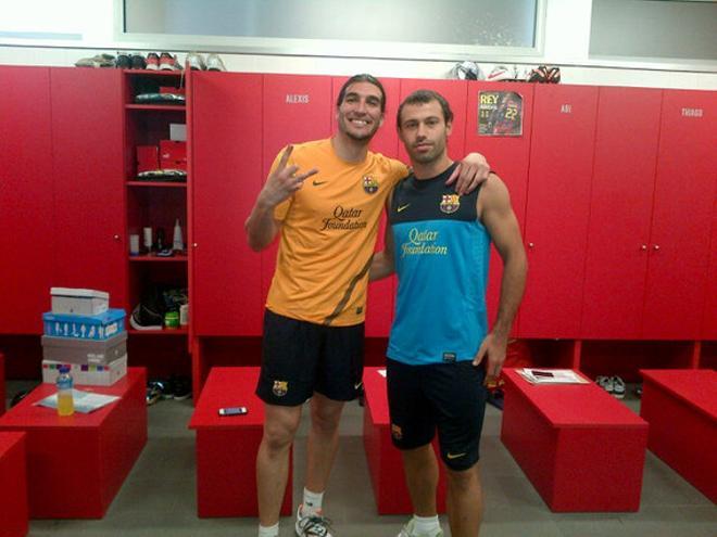 Pinto y Mascherano, posando en el vestuario