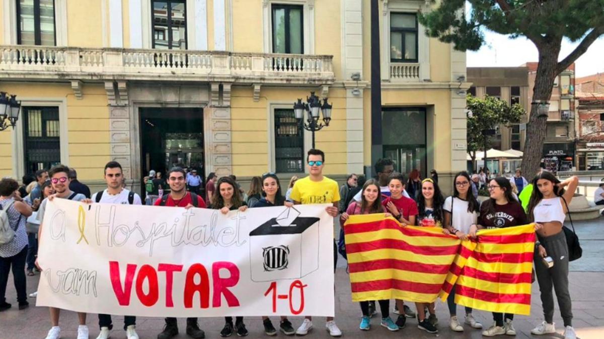 Manifestantes frente al Ayuntamiento de L'Hospitalet este mediodía