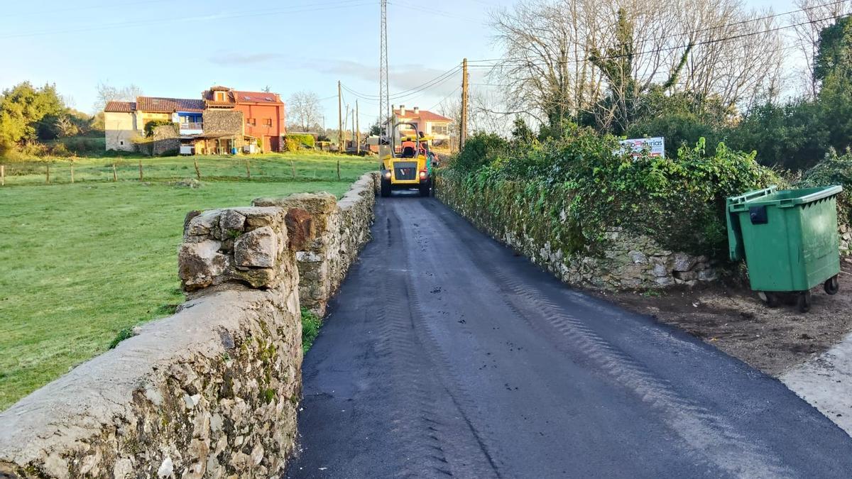 Llanes concluye la pavimentación de un camino en Roque del Acebal.