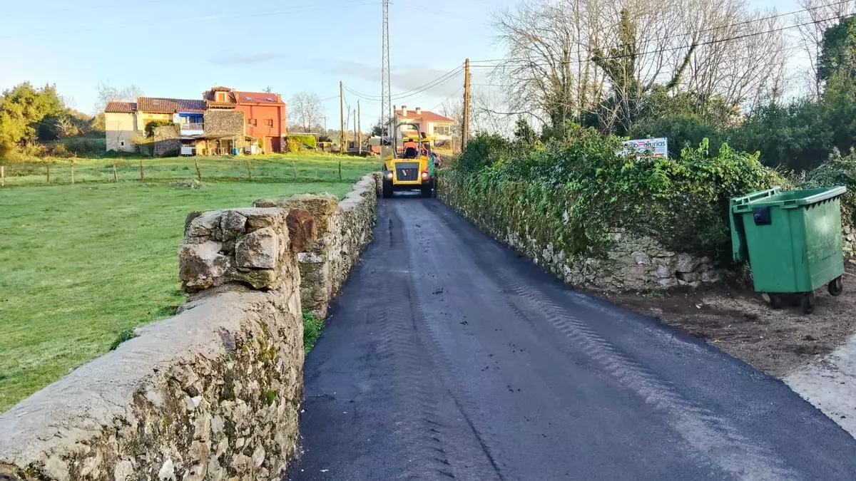 Llanes concluye la pavimentación del camino del Corral d´Encima, en San Roque del Acebal
