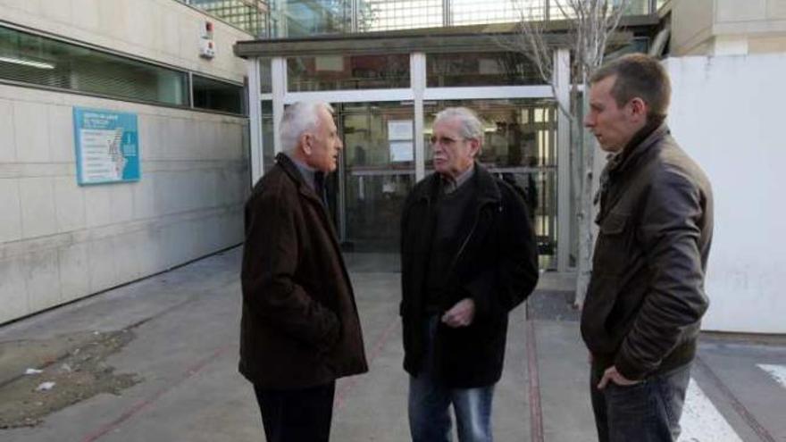 Miembros de la asociación vecinal en la entrada del centro.