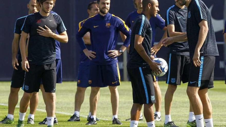 Los jugadores azulgranas se relajan durante el entrenamiento de ayer en la ciudad deportiva. // Efe