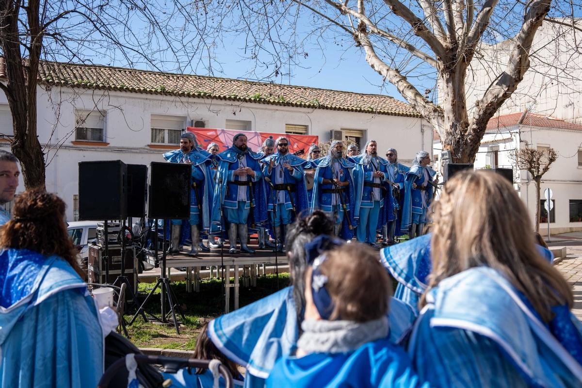 La capital extremeña vive el carnaval en la calle con buen tiempo.