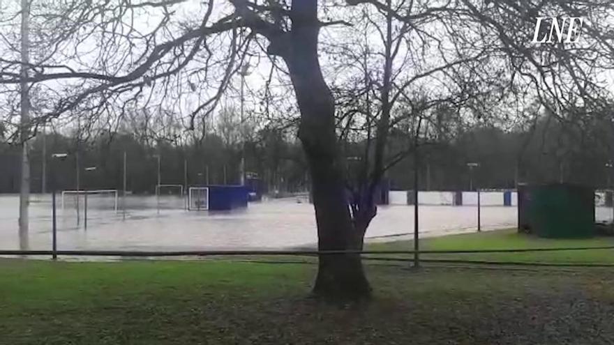 Temporal en Asturias: El Requexón se inunda y el Oviedo traslada el entrenamiento a las instalaciones Tensi