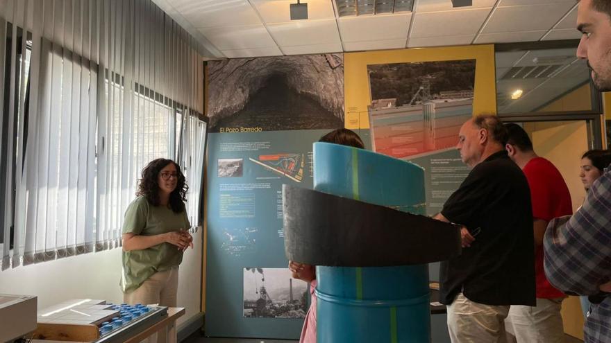 Investigadores y alumnos en el aula de Geotermia de la Cátedra Hunosa. | C. M. B.