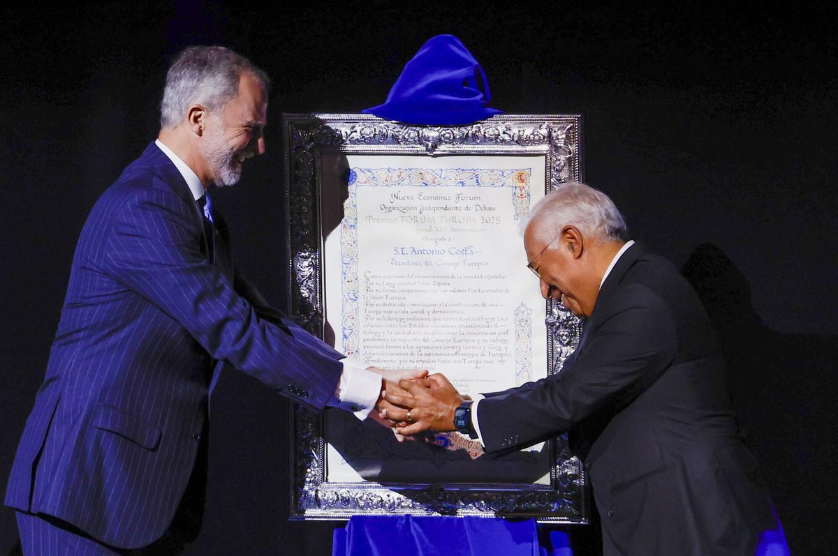 Felipe VI felicita al presidente del Consejo Europeo, António Costa, este lunes en el Teatro Real.