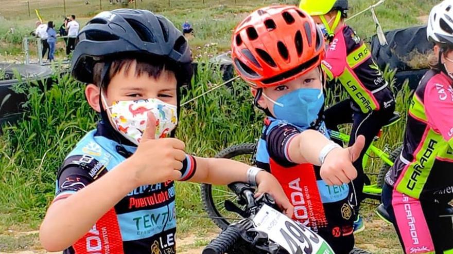 Dos alumnos del la Escuela de Ciclismo de Tentudía