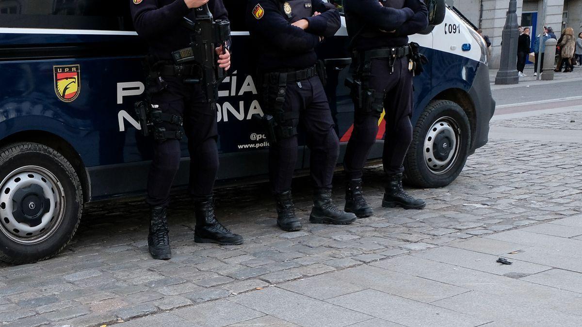 Tres agentes de la Policía Nacional.