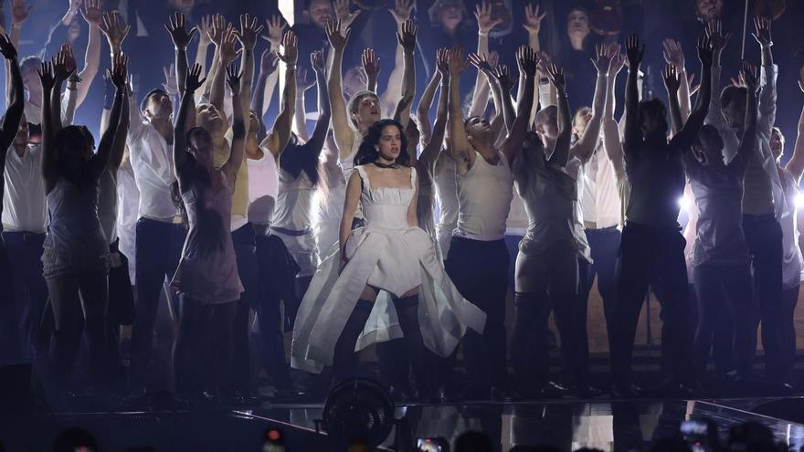 Rosalía revoluciona els BRIT amb la seva actuació de ‘Berghain’ amb rave, orquestra i Björk