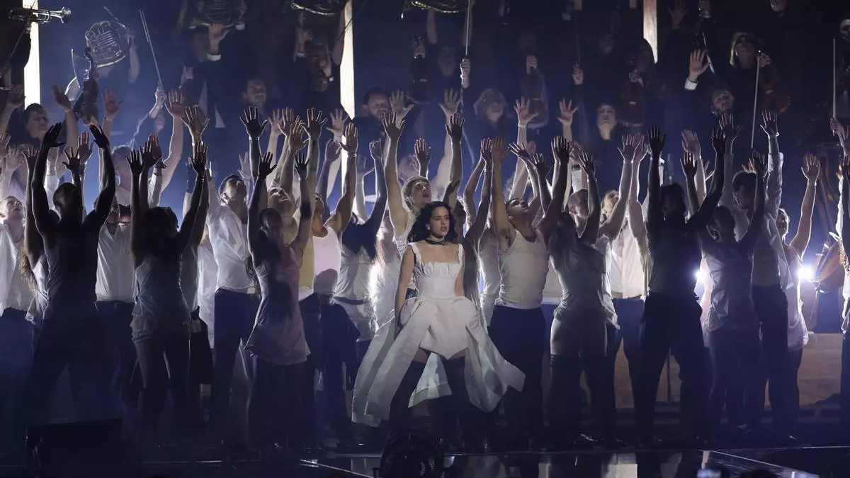 Locura en los BRITS con la actuación de Rosalía de Berghain con rave, orquesta y Björk