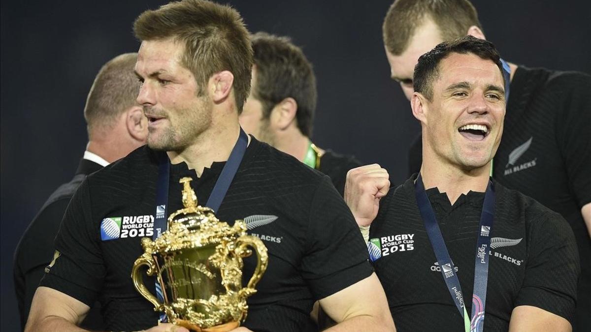 Dan Carter (derecha) junto al capitán Richie McCaw en 2015