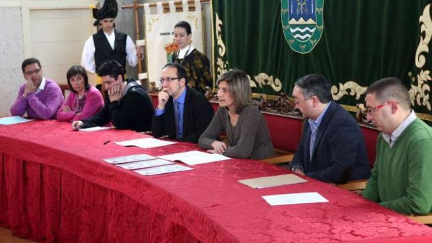 Presentación de la participación de la banda de gaitas de Forcarei (arriba). Linho do Cuco acude por segunda vez a esta cita (izquierda).  // Bernabé/Luismy