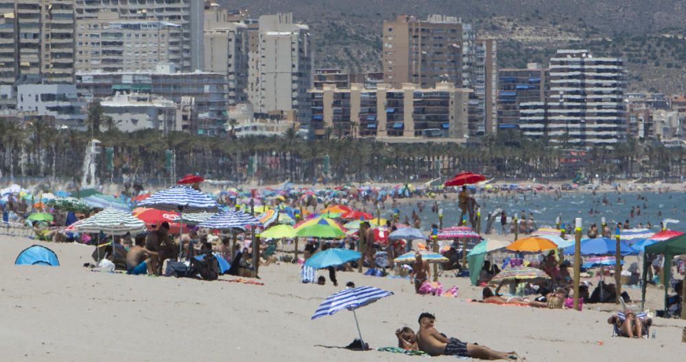 Alicante arranca el verano con la sombra de la pandemia.