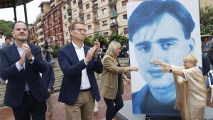 Alberto Núñez Feijóo y Carlos Iturgaiz en el homenaje a Miguel Ángel Blanco durante la campaña.