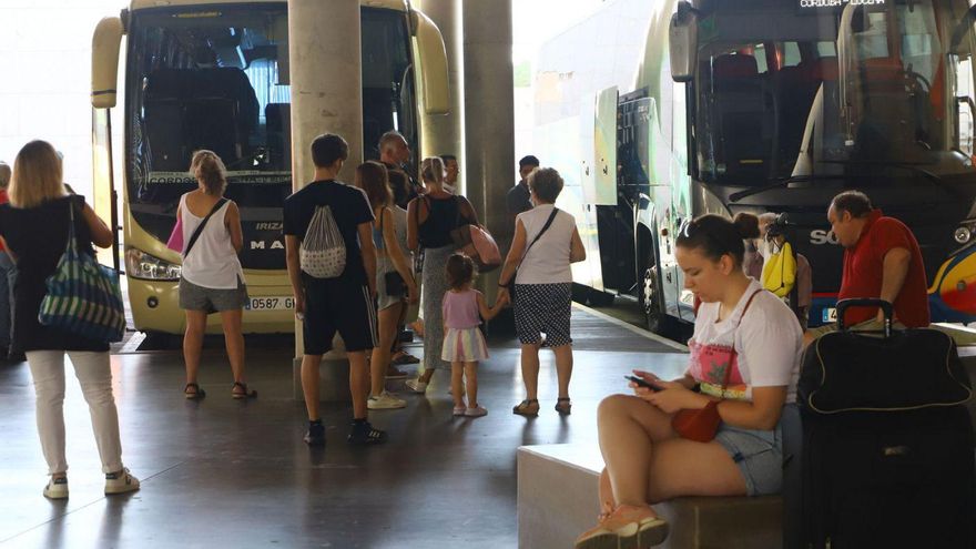 Los usuarios esperan para acceder a uno de los autobuses de línea de Córdoba.