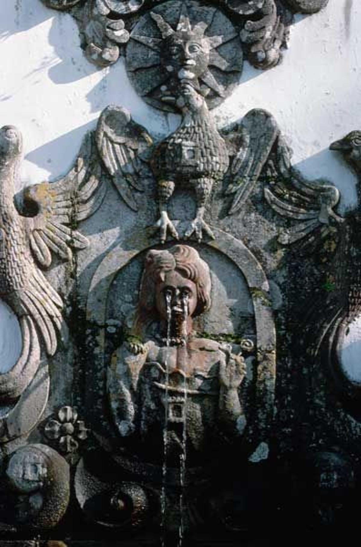 Una de las fuentes que adorna la escalinata del Santuario.