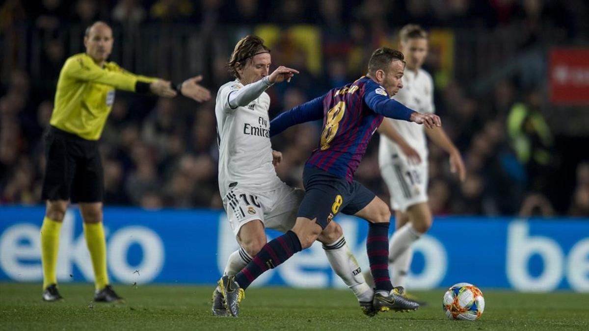 Arthur recbe la falta de Modric ante la mirada de Mateu Lahoz.