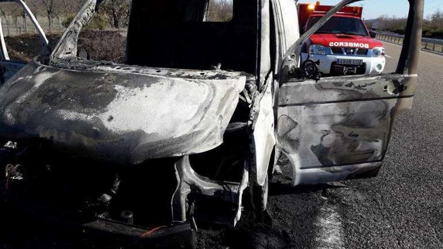 Furgoneta sufre un incendio en la autovía A-52