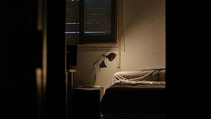 Una làmpada encesa en un dormitori.  | DAVID OBACH