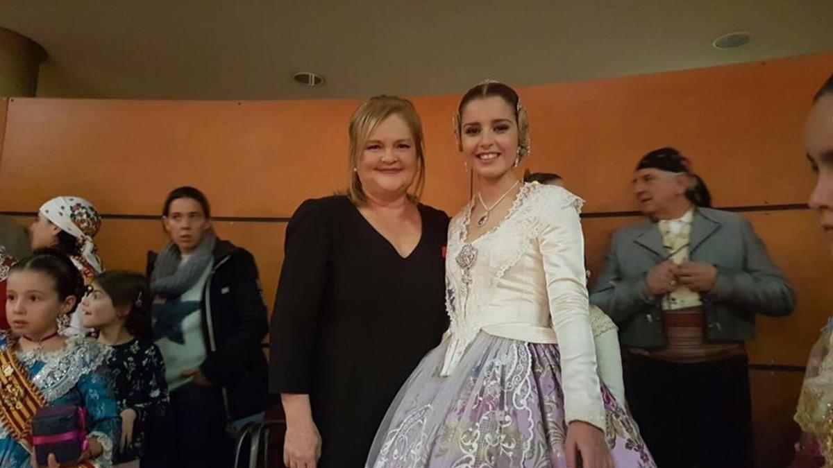 Carmen de Rosa, junto a la fallera mayor de la Falla Plaça del Mercat Central de València, en una imagen publicada por la entidad en Facebook.