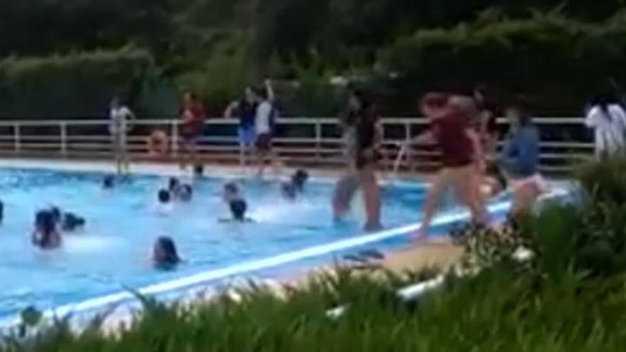 Sesenta menores protestan en una piscina para solidarizarse con su amigo transexual