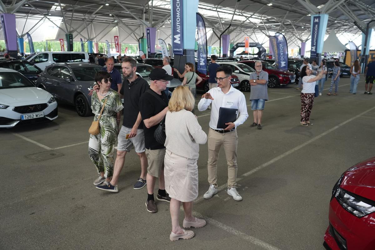 Galería: Los clientes observan los coches de Motorocasión.