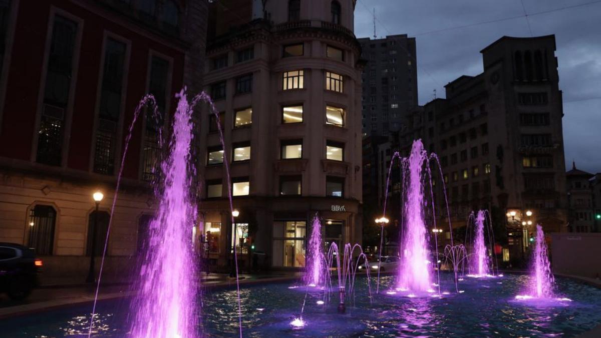 La fuente con luces moradas por el 25N. | Juan Plaza