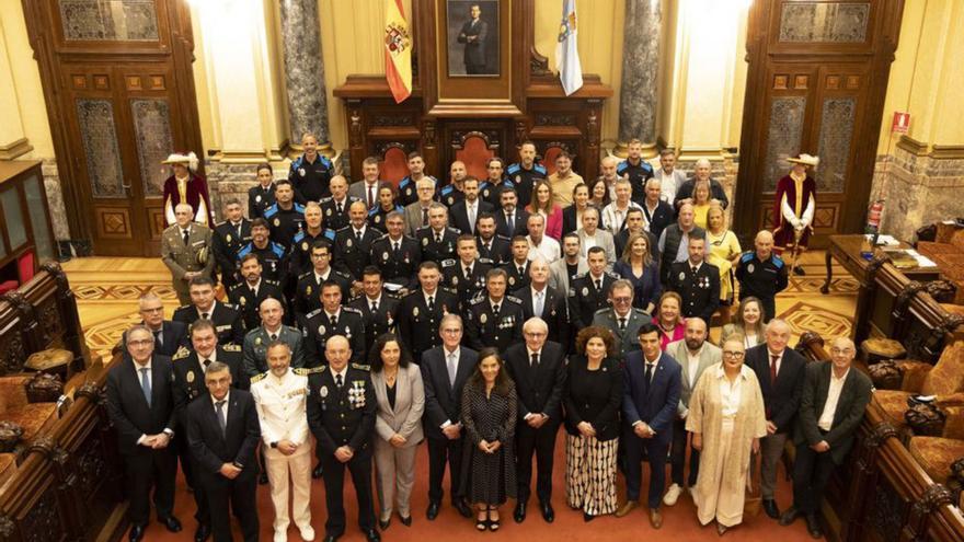 Homenajeados por el Día de la Policía en el salón de Plenos. | LOC