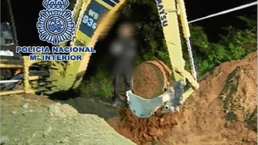 Una màquina retira el bidó on es va trobar el cos a la parcel·la de la urbanització de Lloret Residencial el 2013.