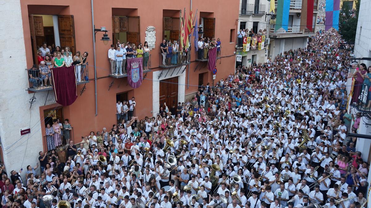 Interpretació massiva de Ximo a Ontinyent i actes celebrats durant el centenari.