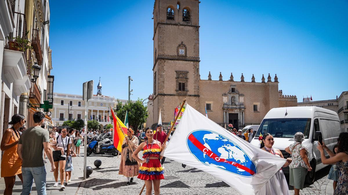 Desfile inaugural del Festival Folklórico Internacional de Extremadura en Badajoz del 2025.