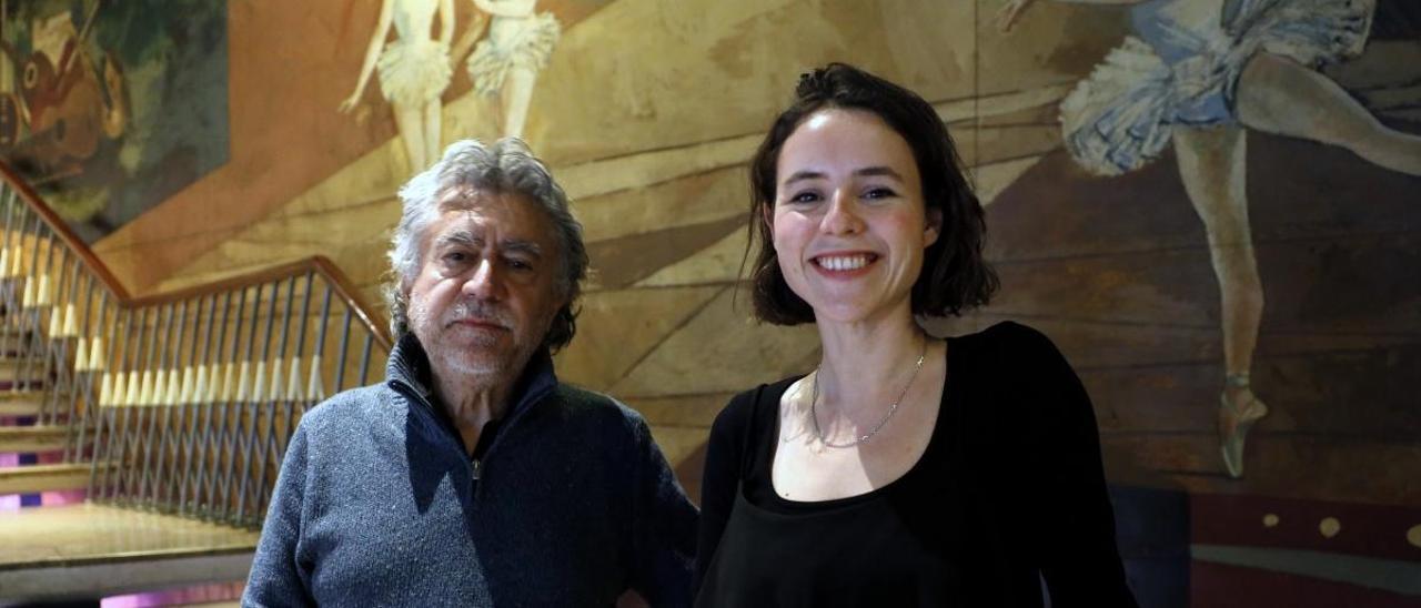 El director Antonio Chavarrías con la actriz Daniela Brown, en los cines Palafox de Zaragoza.