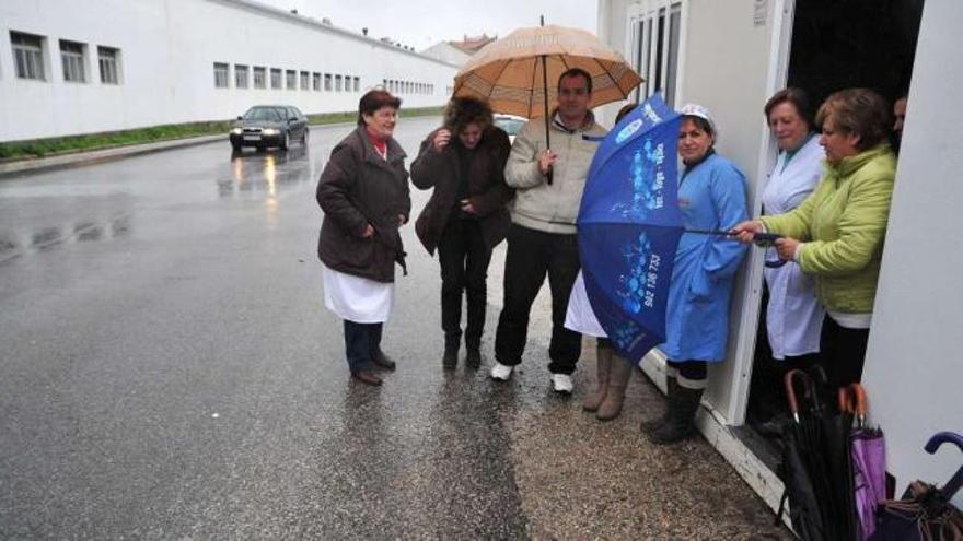 Trabajadoras de Cuca, en la caseta de guardia ante la puerta de la fábrica en Vilaxoán.  // Iñaki Abella