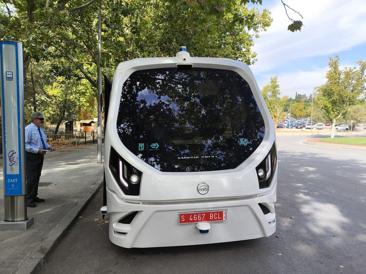 Parte delantera del autobús autónomo