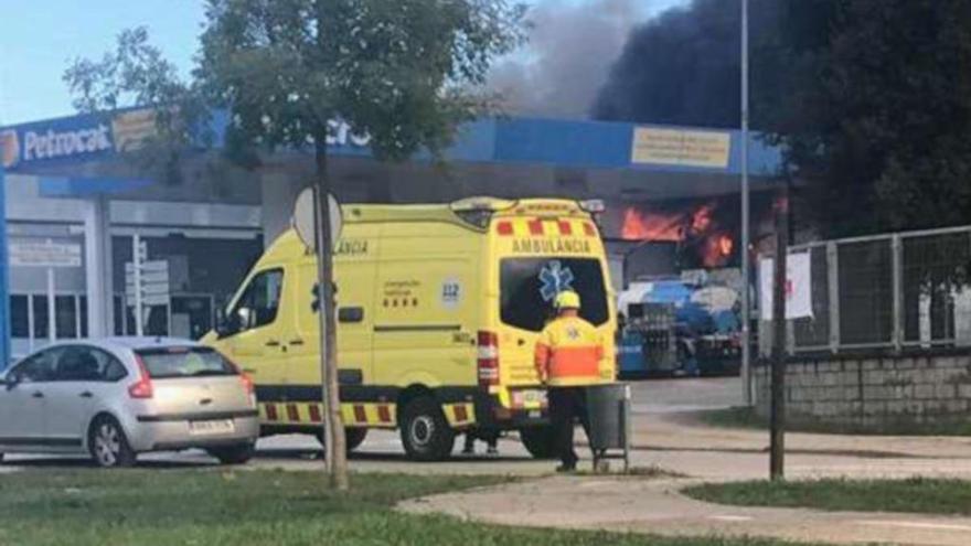 Al fons, la benzinera amenaçada per les flames.